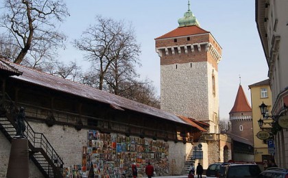 Brama Floriańska, Baszta Pasamoników i mury obronne miasta Krakowa